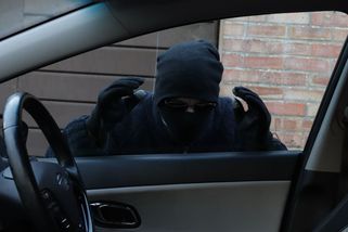Špehují řidiče i stovky kilometrů, aby vykradli auto. Policie varuje před gangy cizinců - Novinky
